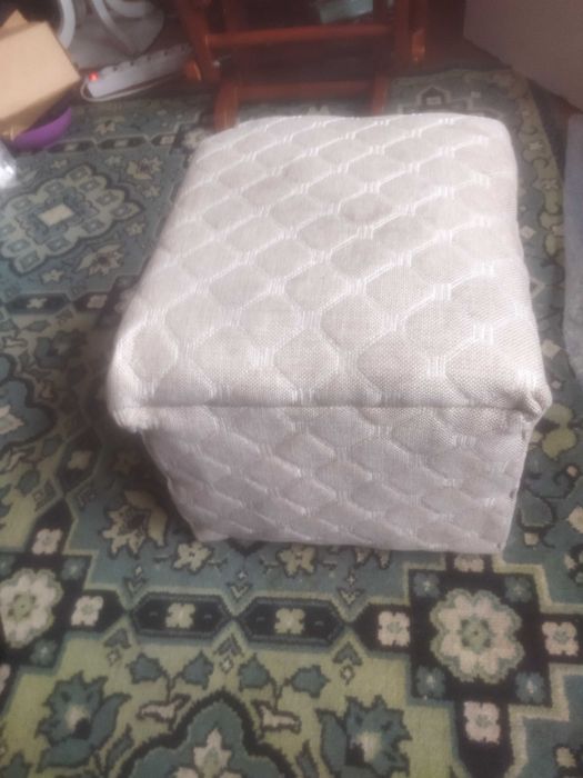 Продам стул для прихожей.пуфик