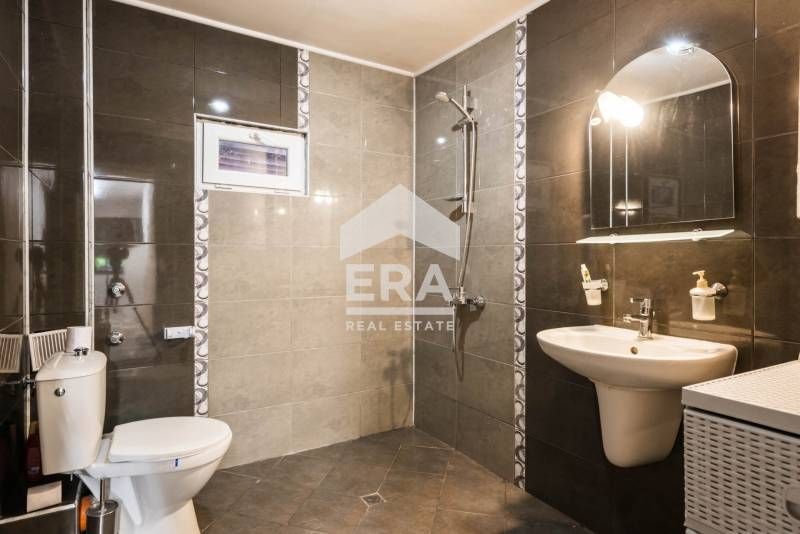 Триетажна, ексклузивна, напълно обзаведена къща за продажба, с простор