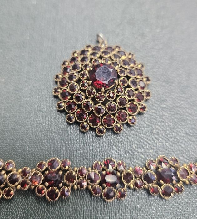 Бижута от бохемски гранат.