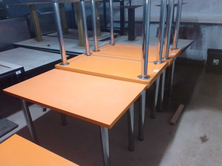 Стол оранжевый. Оборудование