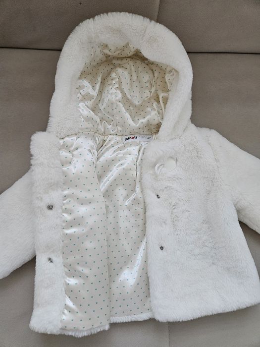 Бяло бебешко палтенце