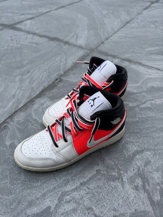 Air Jordan 1 Mid SE “White Infrared” sneakers
