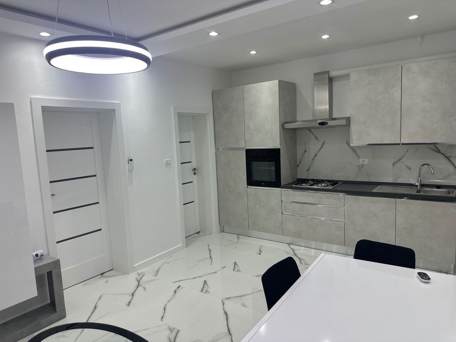 Privat Inchiriez apartament 2 camere  , parcare in curte.