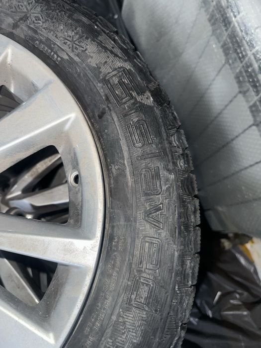 Продам шину с дисками оригинал от Тайота