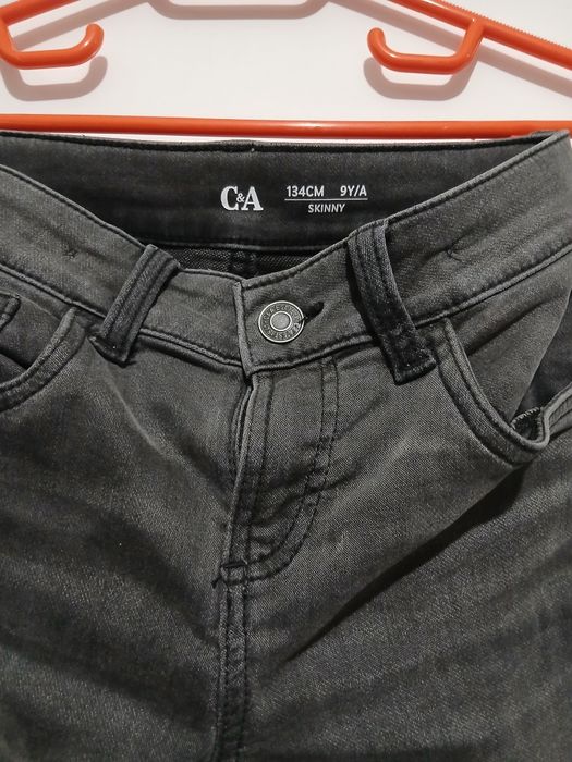 Pantaloni blugi C&A copii 8-10 ani stare perfecta.
Dimensiuni
- c