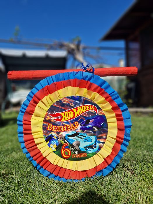 Пинята на всякаква тема с персонализирана украса