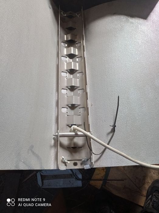 Отразител с фасунка и метална шина