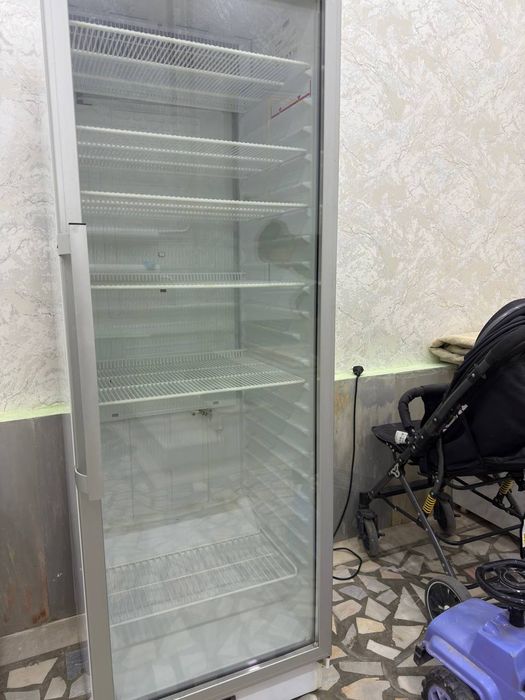 Витрынный холодильник