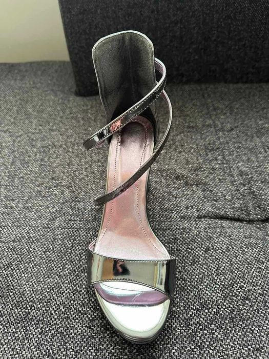 Сандали в огледално сиво