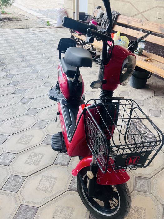 Скутер почти новый, всё работает, недавно куплен, с двумя ключами.