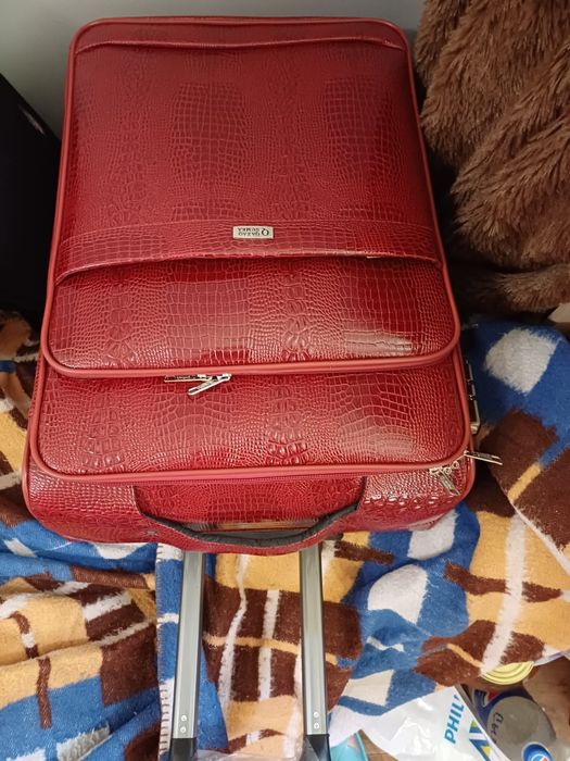 Новый чемодан и насос