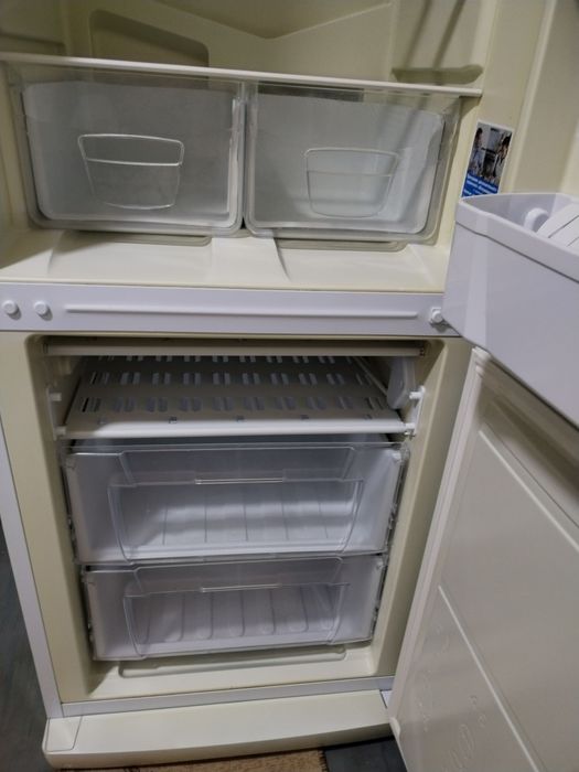 Продаётся холодильник Indesit.