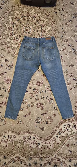 Blugi Pull & Bear ca și noi. Detalii în poze.