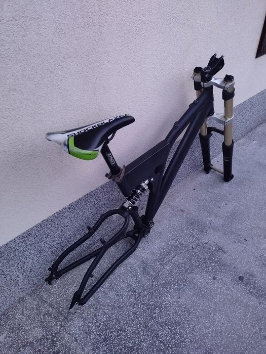 Продавам рамка Cross T-rex