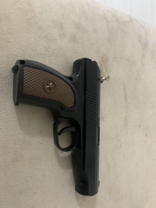 металический пистолет