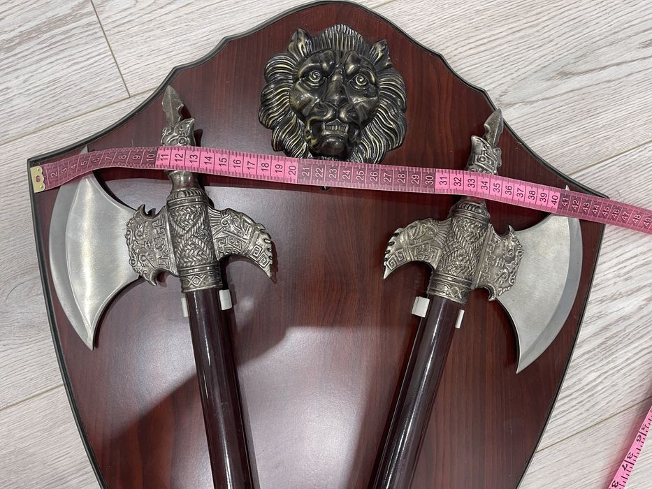 Tablou - panoplie cu ornamente deosebite