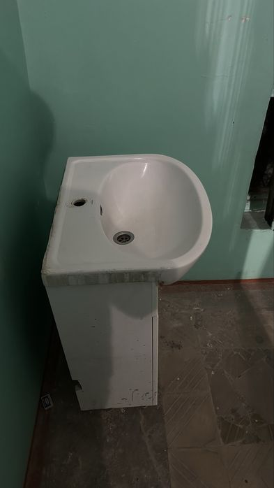 Тумба с раковиной и смесителем