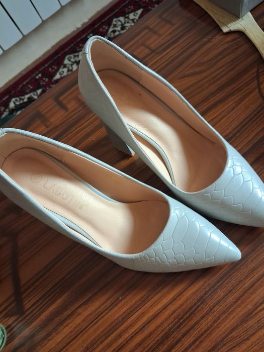 Ayollar nafis tuflisi. Toʻy-bazmlar va kundalik uchrashuvlar uchun.