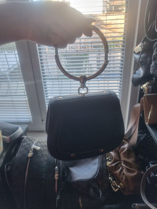 Чанта с метална дръжка