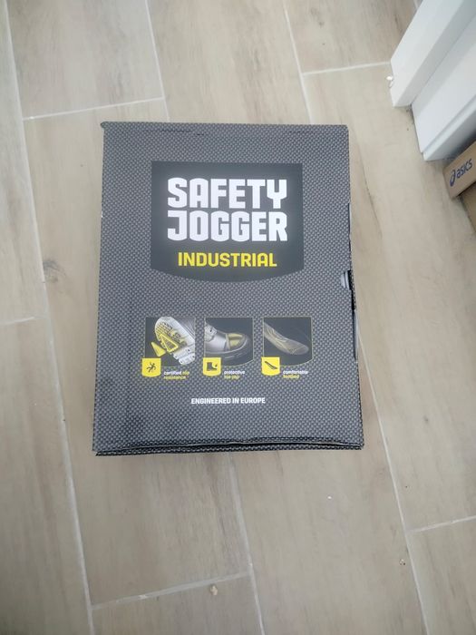 Продам защитные ботинки