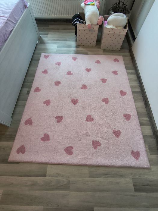 Covor Ikea cu inimi roz