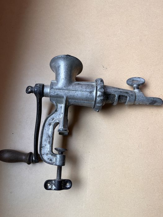 2 Mașini veche de stors fructe, legume și una de măcinat nucă