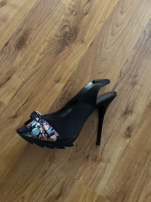 Дамски сандали с тънък ток