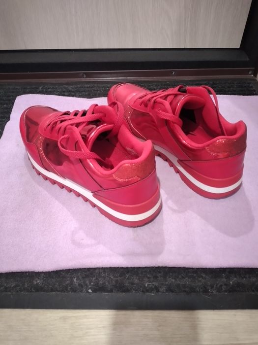 Продам кроссовки