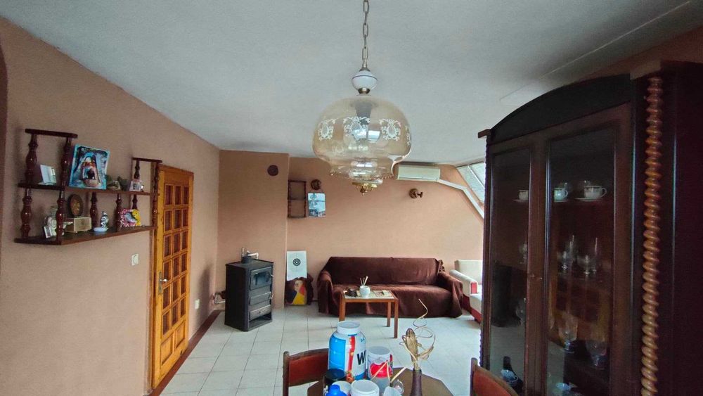 Продавам тристаен тухлен апартамент в кв. Калето, с гараж