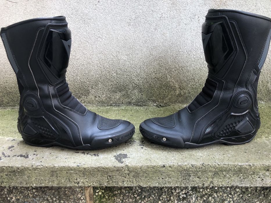 Дамски мото ботуши и мото ръкавици