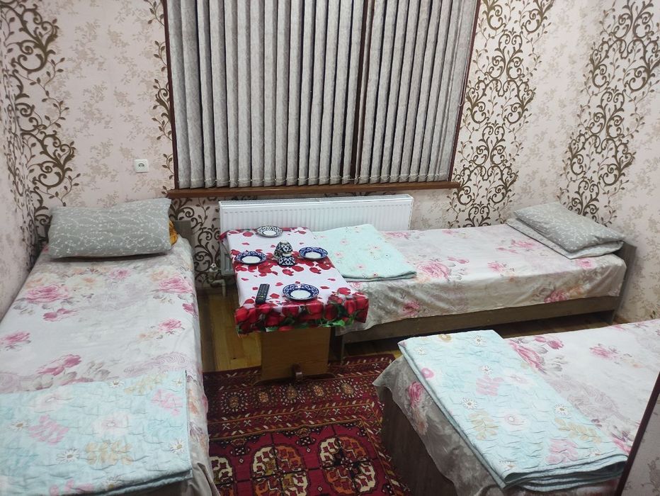 Registon maydoni roparasida joylashgan hostel