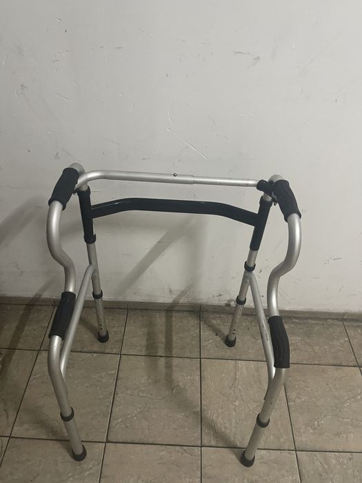 Продам ходунки для инвалидов