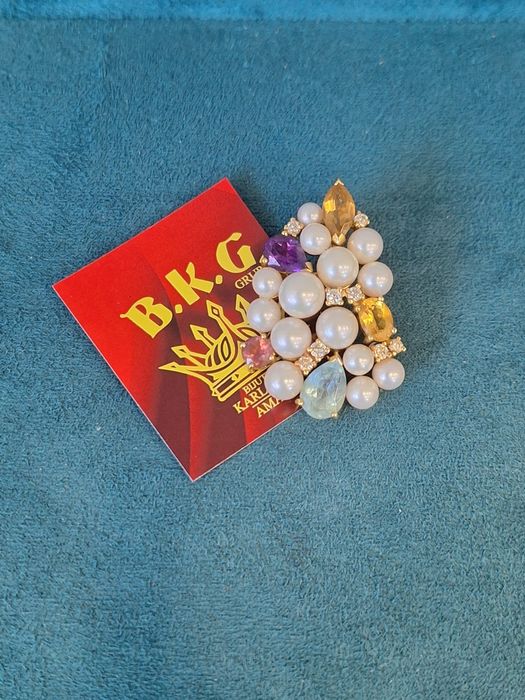 Medalion cu diamante naturale din aur de 18K Amanet BKG