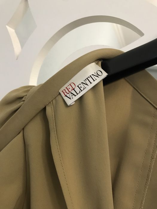 платья, костюмы продам