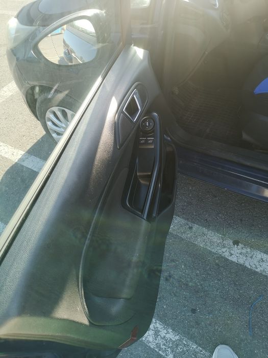 Vând Ford Fiesta
