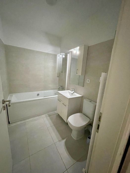 REZERVAT - PF închiriez ap 2 camere luminos, modern în Europa