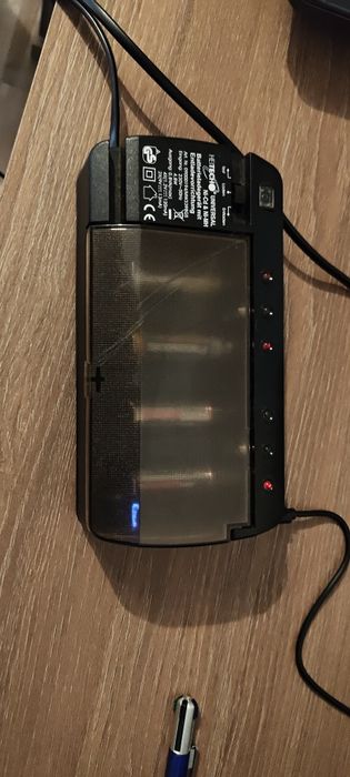 Încărcător universal de batrlerii AA AAA și pătrate