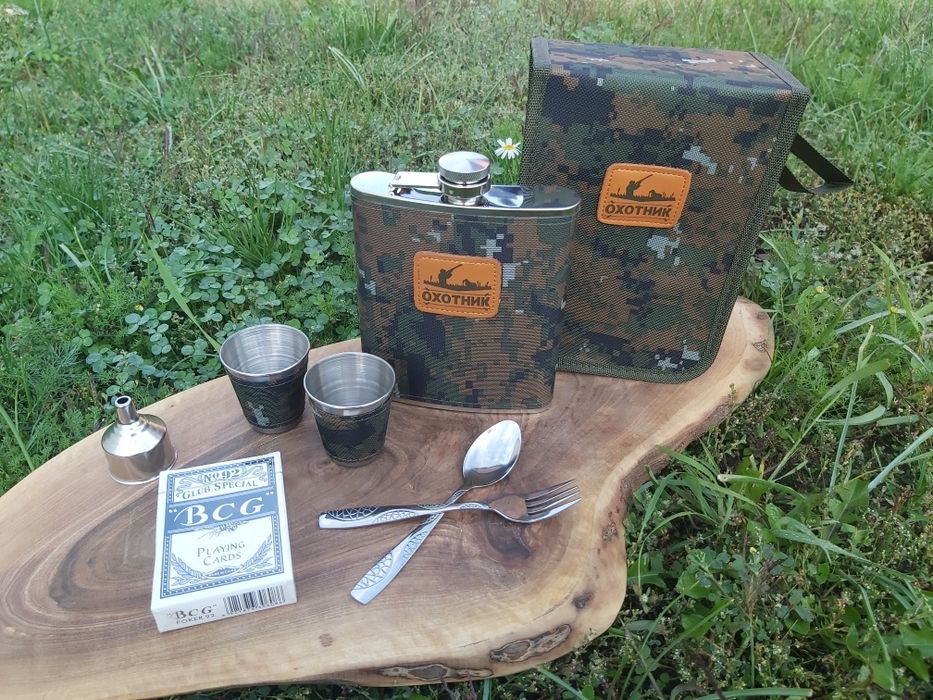 Туристически комплект ОХОТНИК манерка,2 чаши,лъжица,вилица и карти в к