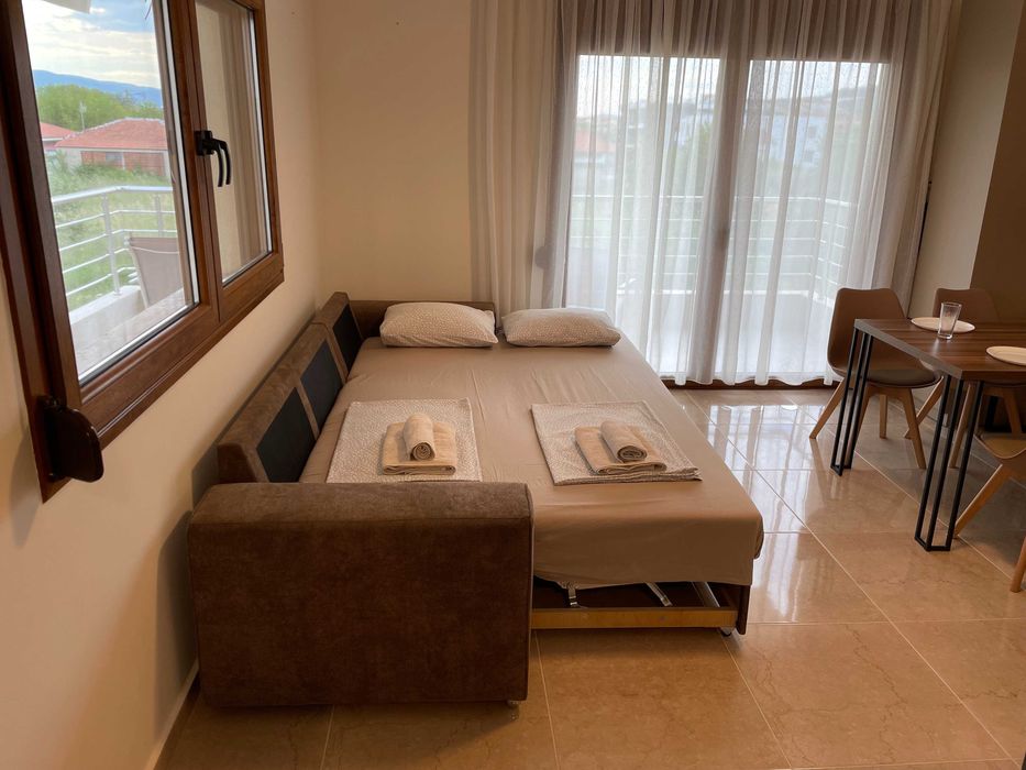 Продава  добре обзаведен двустаен апартамент в Паралия Офриниу, Гърция