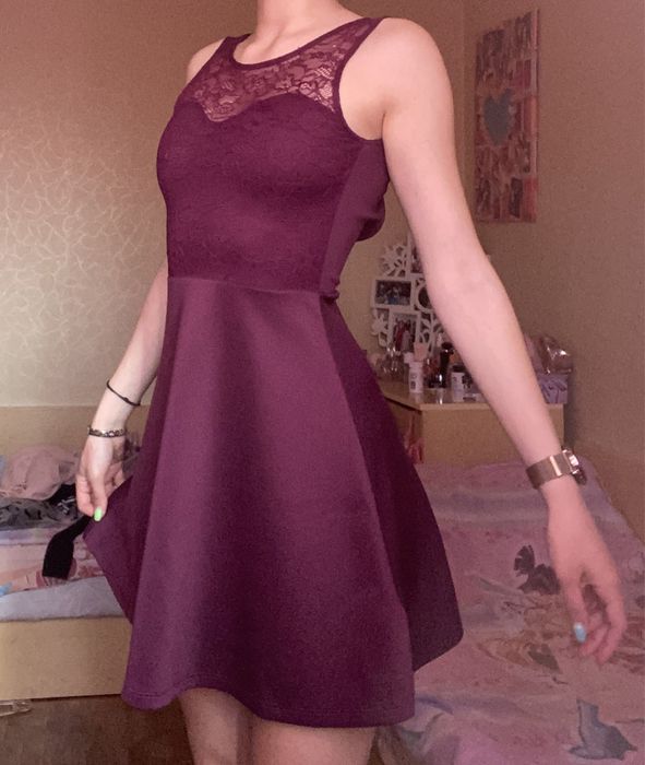 Рокля с ефектен гол гръб