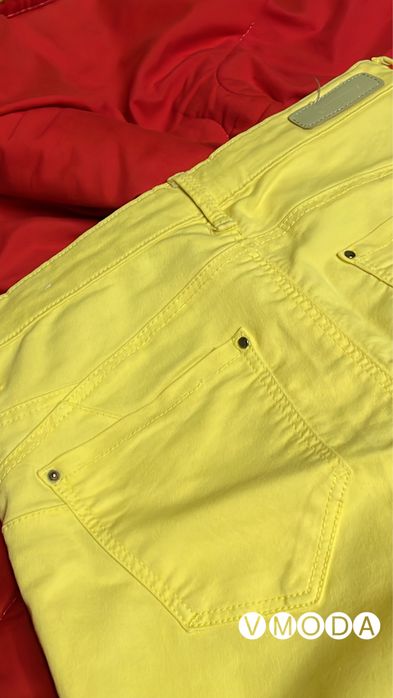 V.MODA Дамски жълти впити дънки. Ниска талия.