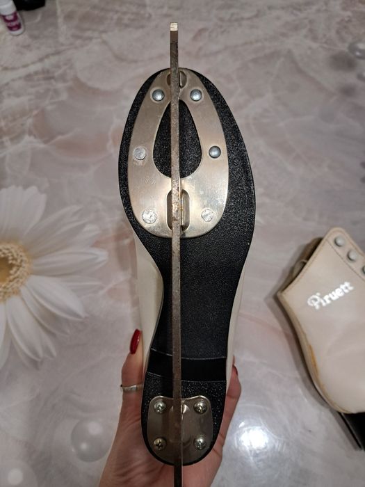 Продам коньки женские  фигурные