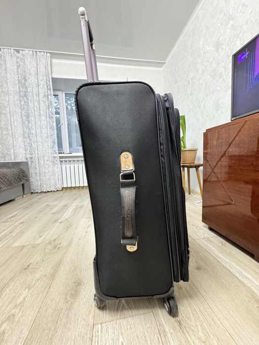 Дорожный чемодан на колёсах