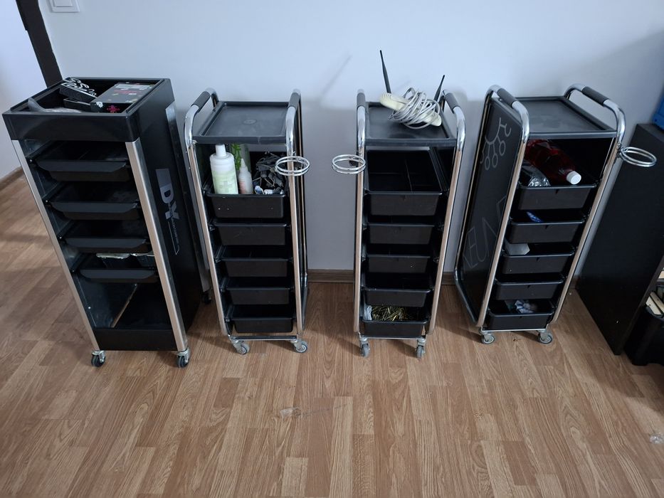 Vând ucenici de coafor!