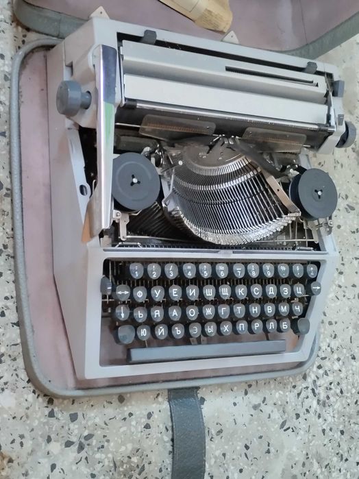 стара пишеща машина- кирилица