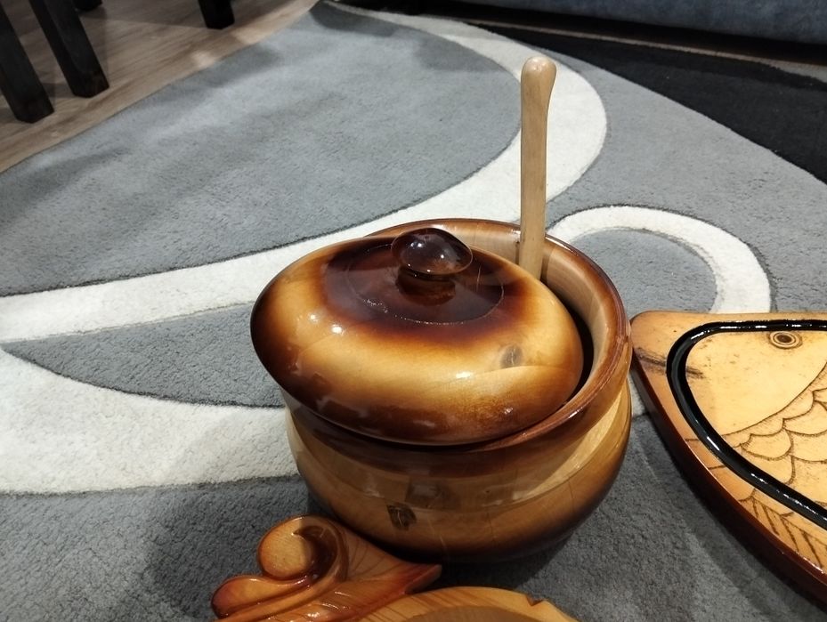 Комплект новой деревянной посуды.