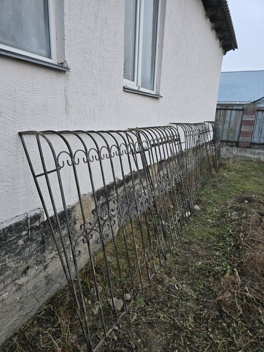 Металлическая решётка на окно