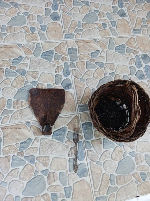 Стар кантар, други старинии и бензинова лампа