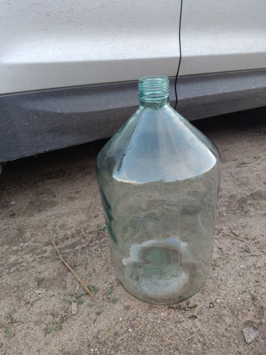 Бутыль стеклянный 20 литровый.