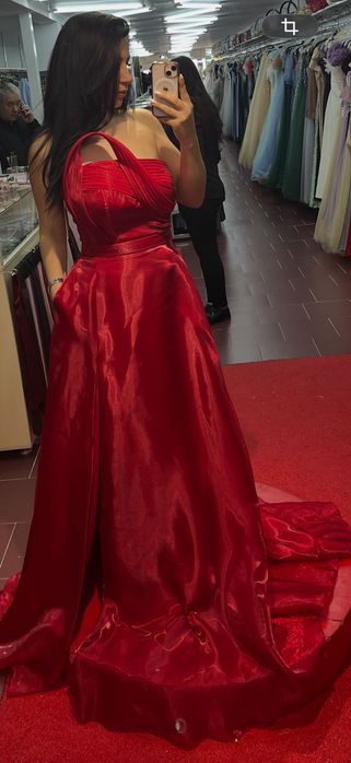 Червена бална рокля